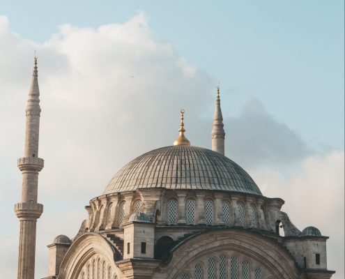 Moschee vor blauem Himmel und Wolken