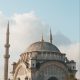 Moschee vor blauem Himmel und Wolken